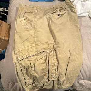 Men’s American Eagle longer length cargo shorts